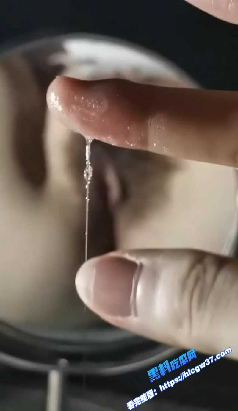 极品女大学生 皮肤非常白嫩 对镜自拍 全方位展示自己三点粉嫩的身材！11