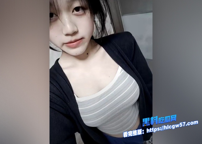蜜桃臀巨乳高中生宿舍里偷偷用道具自拍自慰视频果然是表面清纯 图1