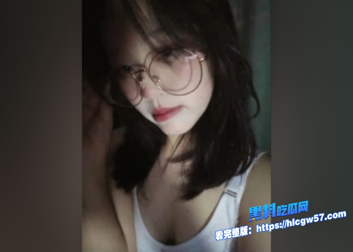 蜜桃臀巨乳高中生宿舍里偷偷用道具自拍自慰视频果然是表面清纯 图3