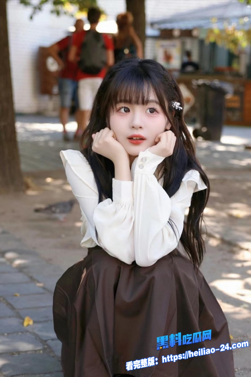 反差萝莉天花板粉色洛丽塔迷妹穿白丝长袜主动上位1