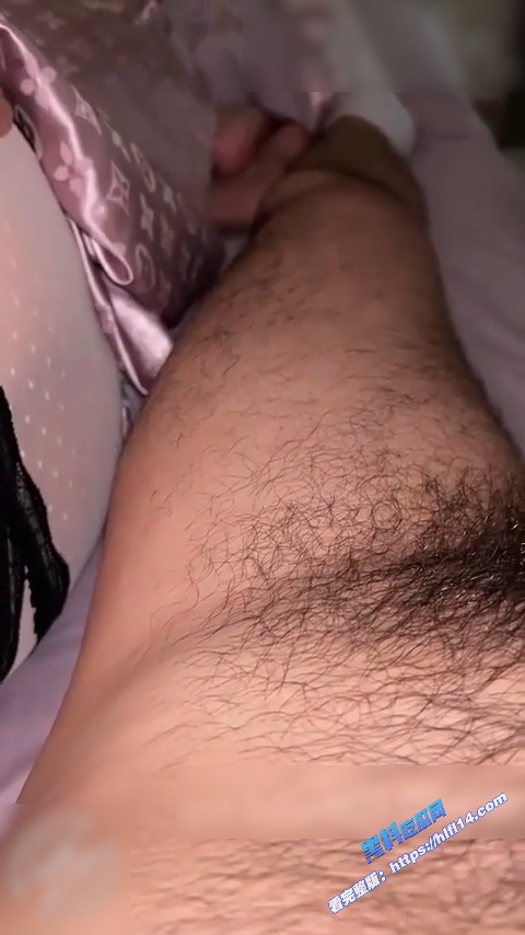真实乱伦！当着表弟面偷偷操他妈全程记录完整版 扇耳光调教 打桩机式猛操！1