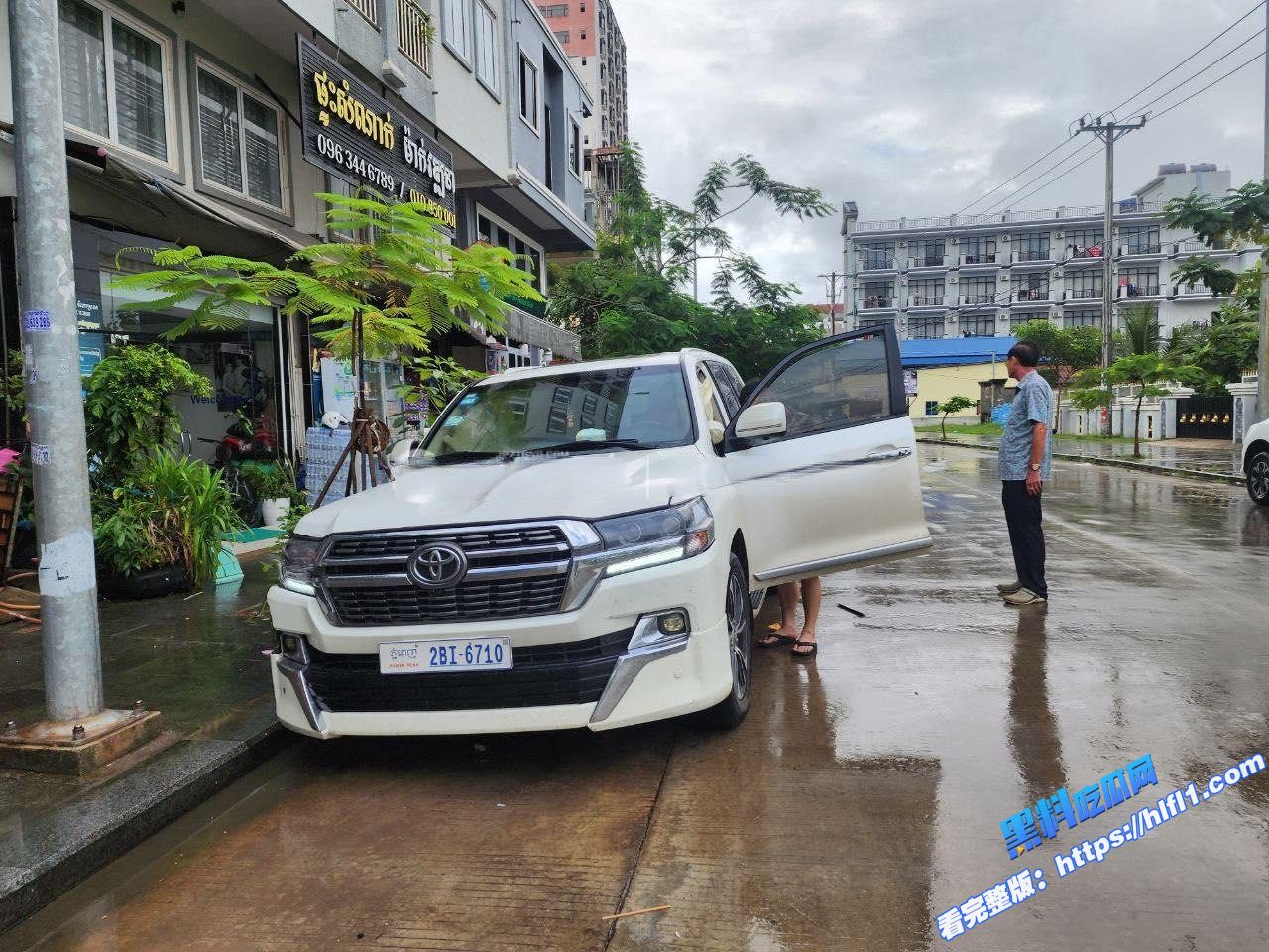 西港突发严重车祸，中国司机驾驶路虎连撞多车01