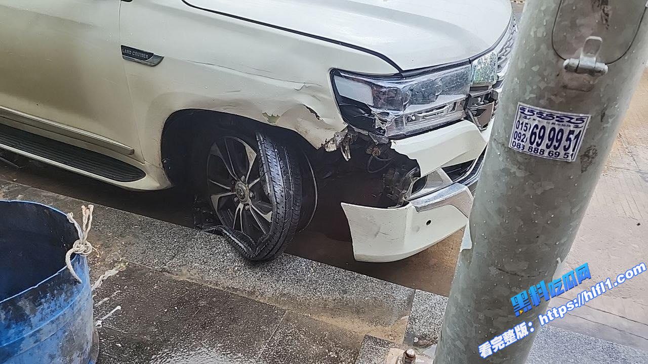 西港突发严重车祸，中国司机驾驶路虎连撞多车02