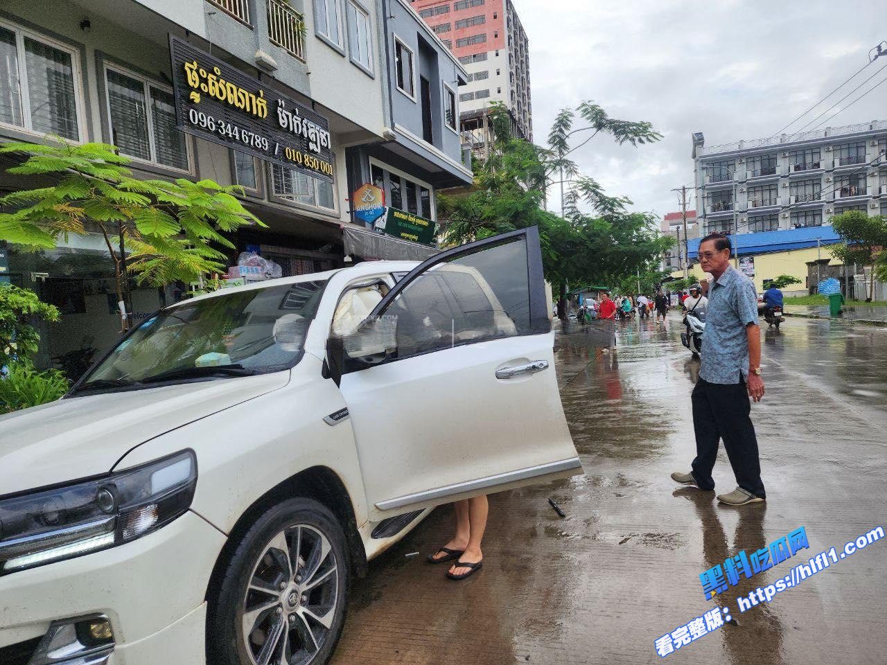 西港突发严重车祸，中国司机驾驶路虎连撞多车03
