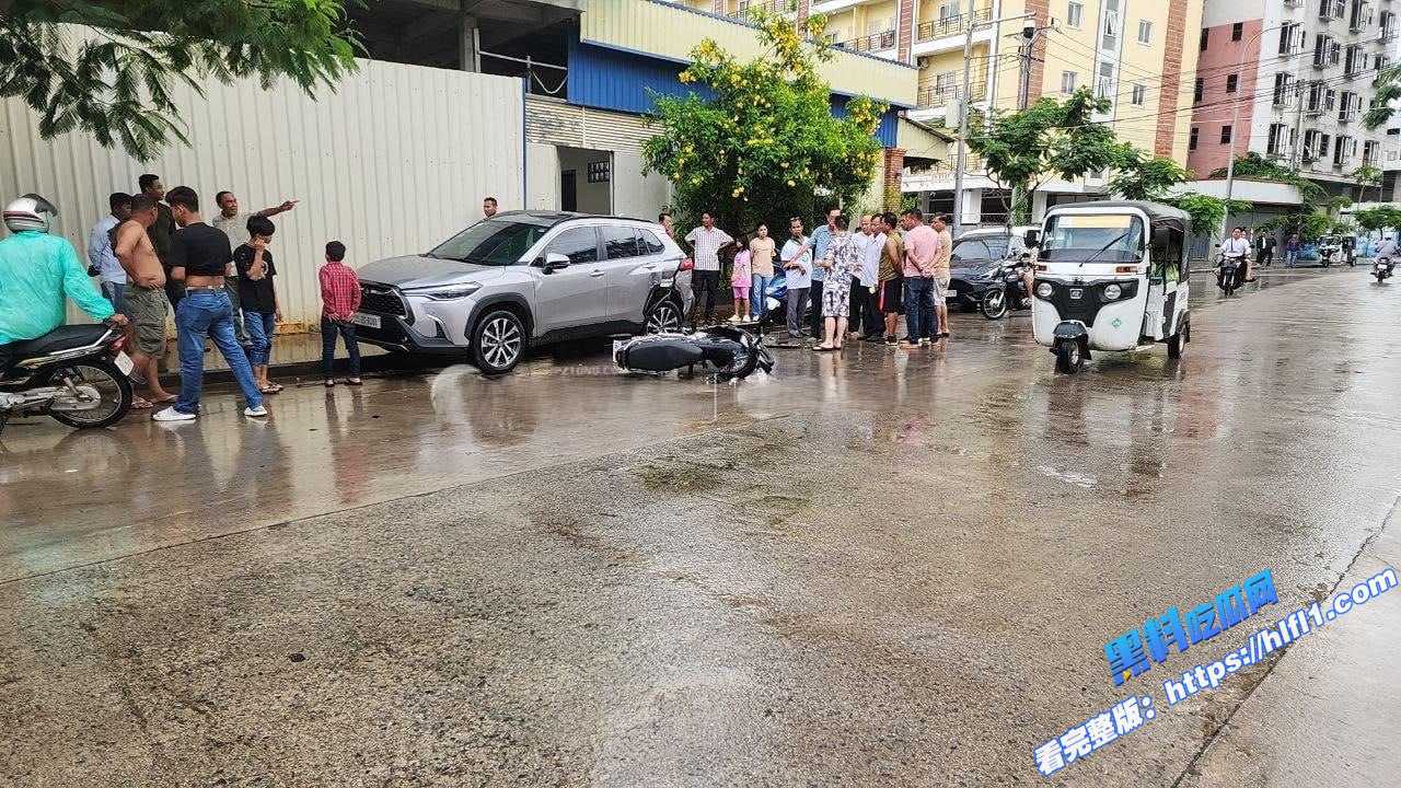 西港突发严重车祸，中国司机驾驶路虎连撞多车04
