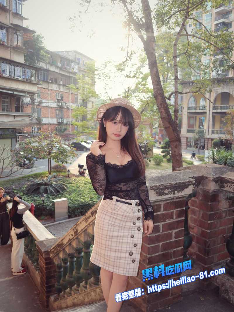 海角姐弟乱伦 阳台弄花背影太撩人 弟弟直接把姐姐干到喷水4次 羞得要死却越干越浪图4
