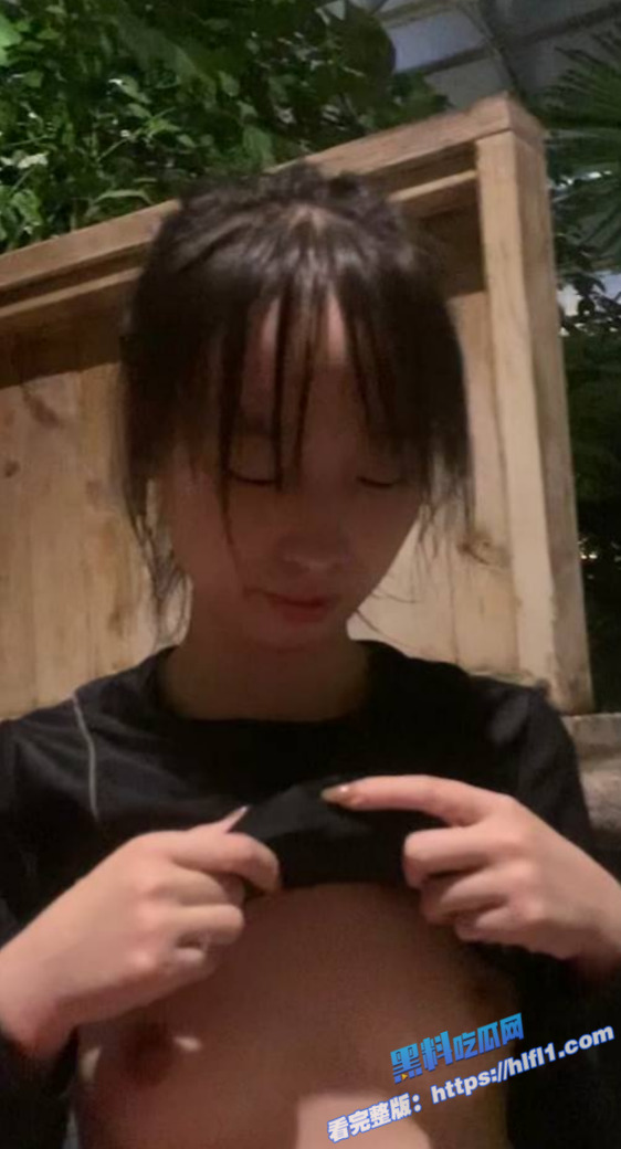 极品反差婊 跟00后女友出门旅游 让大家一起看看这个骚货有多骚 口活非常棒！2