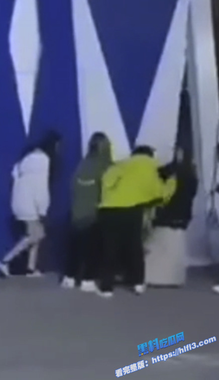 精神小妹斗殴 商业广场街头上演精神小妹群殴 小妹在地上头发被拖拽 拳打脚踢！1