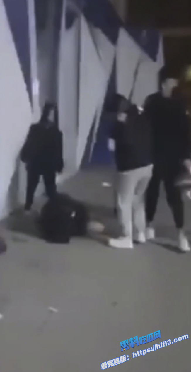 精神小妹斗殴 商业广场街头上演精神小妹群殴 小妹在地上头发被拖拽 拳打脚踢！2