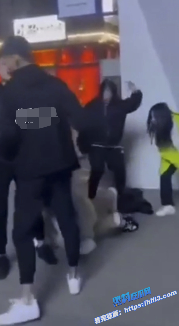 精神小妹斗殴 商业广场街头上演精神小妹群殴 小妹在地上头发被拖拽 拳打脚踢！4