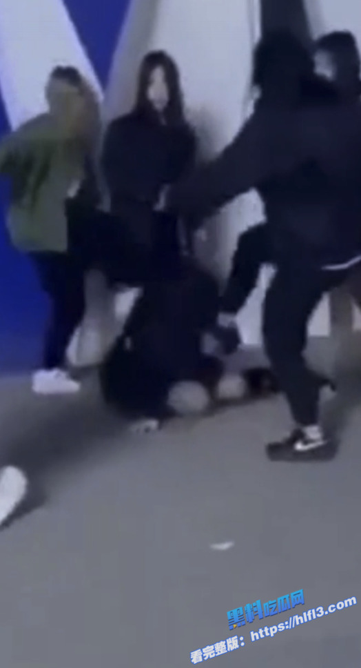 精神小妹斗殴 商业广场街头上演精神小妹群殴 小妹在地上头发被拖拽 拳打脚踢！6