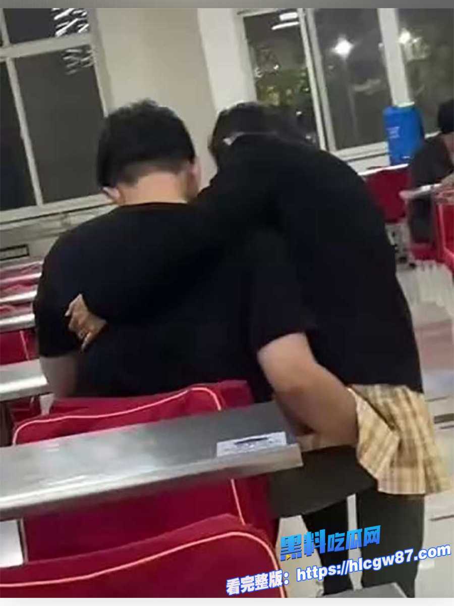 哈理工荣成学院食堂情侣上演惊天淫戏 11