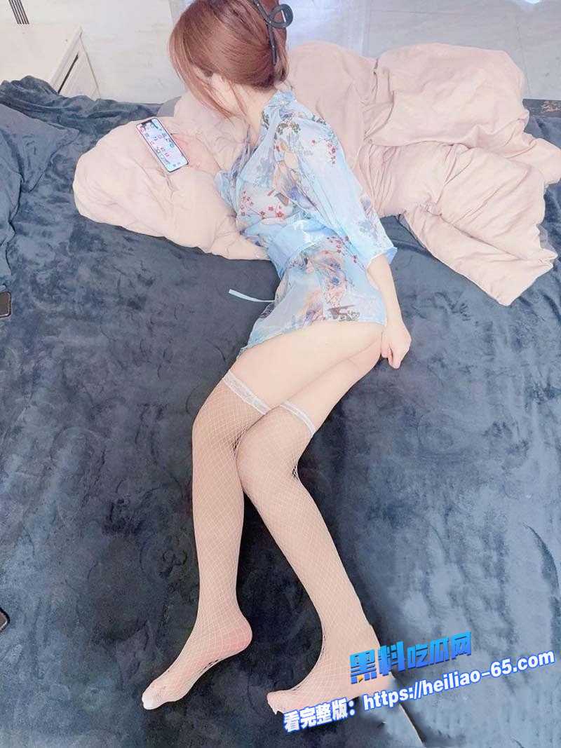 海角乱伦饥渴骚姐白丝足撩亲弟家骑乘中出狠操3 海角乱伦饥渴骚姐白丝足撩亲弟家骑乘中出狠操3