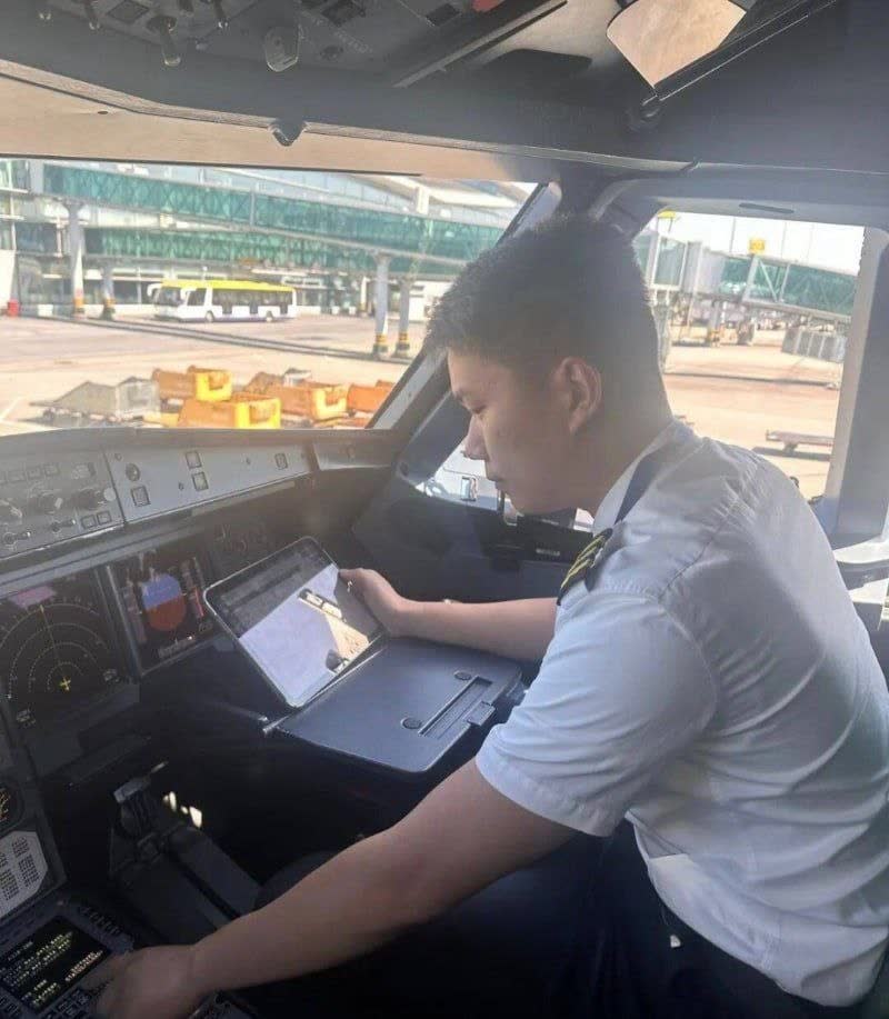 春秋航空曝大瓜!第八中队已婚副驾李俊杰出轨同公司空姐! 春秋航空曝大瓜!第八中队已婚副驾李俊杰出轨同公司空姐!