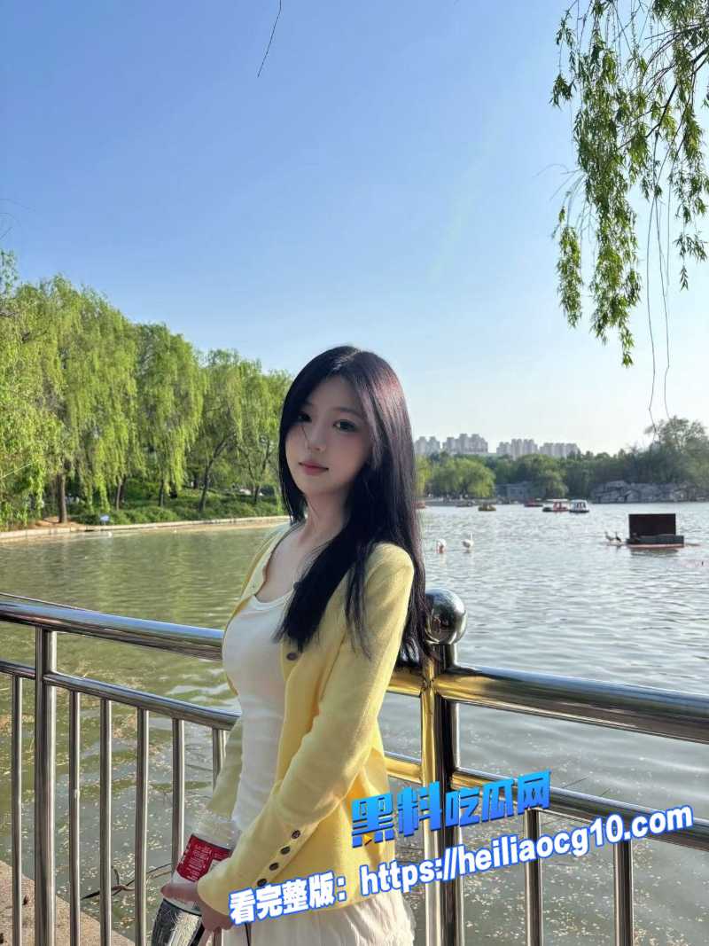 贫乳精神小妹10