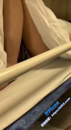 真实偷拍！偷拍大神 偷拍火车上卧铺女孩 红色内裤若隐若现 令人把持不住！3