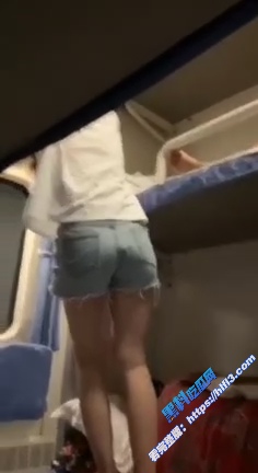 真实偷拍！偷拍大神 偷拍火车上卧铺女孩 红色内裤若隐若现 令人把持不住！5