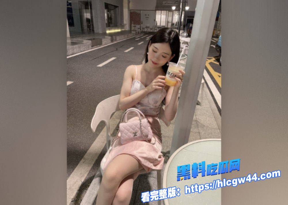极品美女Chloe霏霏扮演空姐跪着给金主爸爸口交这小眼神太想狠狠的给她插入进去了 1