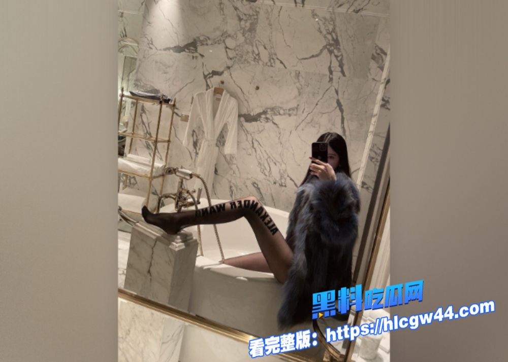 极品美女Chloe霏霏扮演空姐跪着给金主爸爸口交这小眼神太想狠狠的给她插入进去了 14