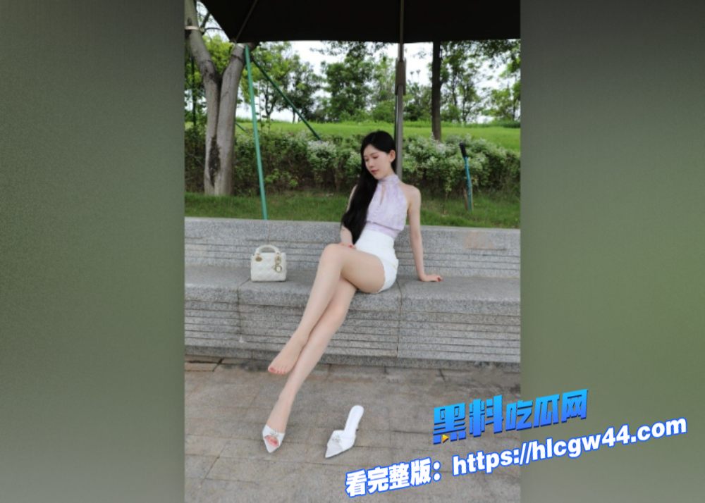 极品美女Chloe霏霏扮演空姐跪着给金主爸爸口交这小眼神太想狠狠的给她插入进去了 16