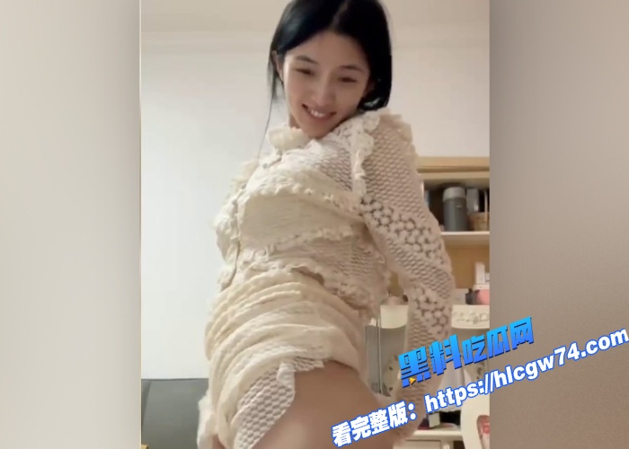 上海师范大学极品清纯校花 邓乔馨 与男友裸聊自慰视频流出 露脸展示自己好身材 巨物道具抽插蜜穴 想不到这么反差3 上海师范大学极品清纯校花 邓乔馨 与男友裸聊自慰视频流出 露脸展示自己好身材 巨物道具抽插蜜穴 想不到这么反差3