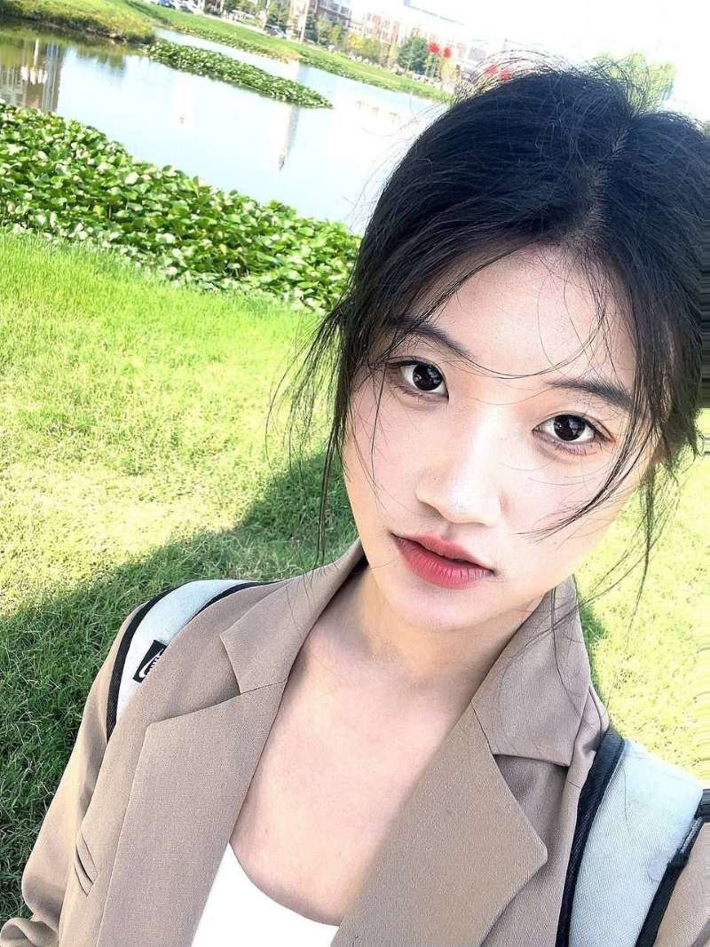 高颜值清纯的大学生穿黑丝在酒店和金主约会1