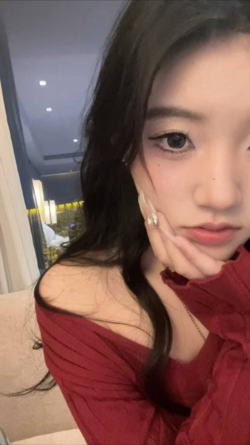 高颜值清纯的大学生穿黑丝在酒店和金主约会2
