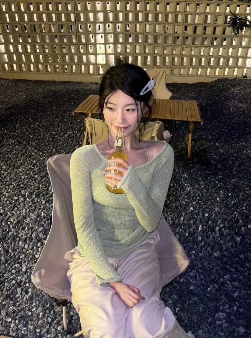 高颜值清纯的大学生穿黑丝在酒店和金主约会3