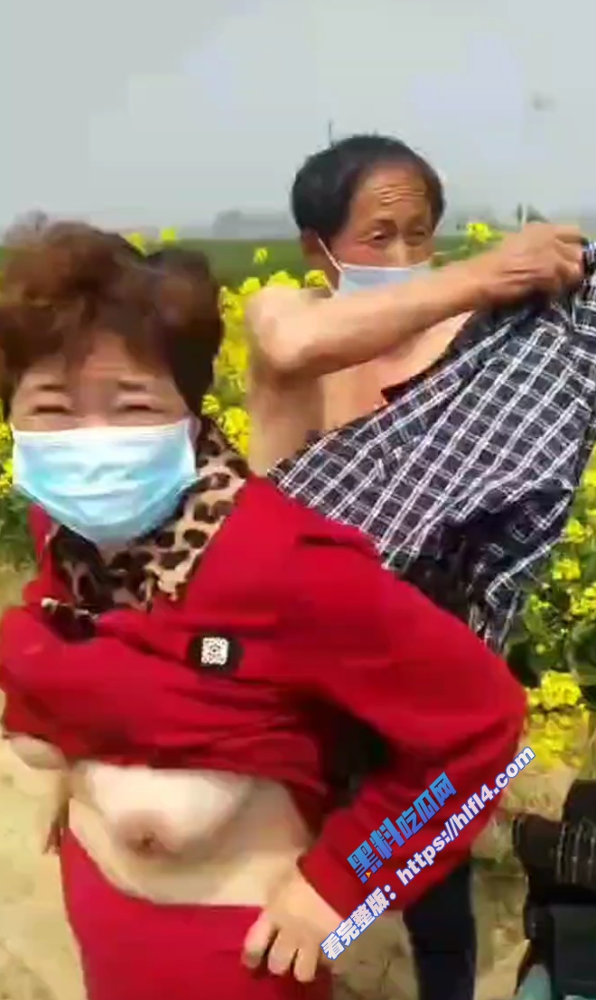 自己的亲妈在田里跟隔壁老王做爱了？男主直接拿出手机拍下了做爱瞬间！ 图1