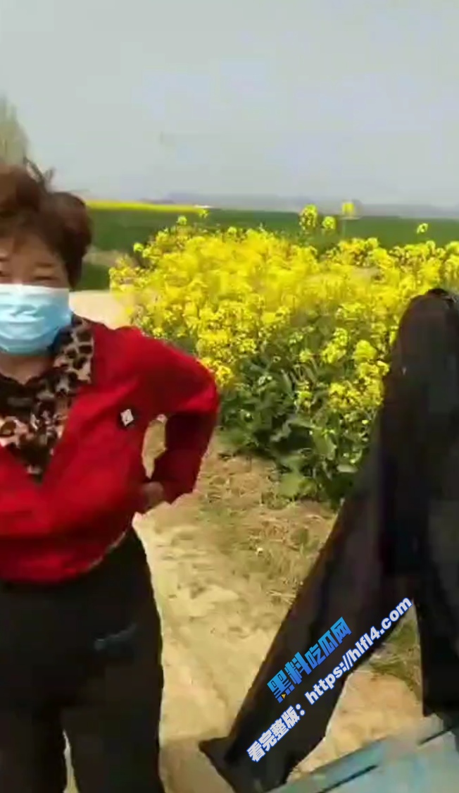 自己的亲妈在田里跟隔壁老王做爱了？男主直接拿出手机拍下了做爱瞬间！ 图4