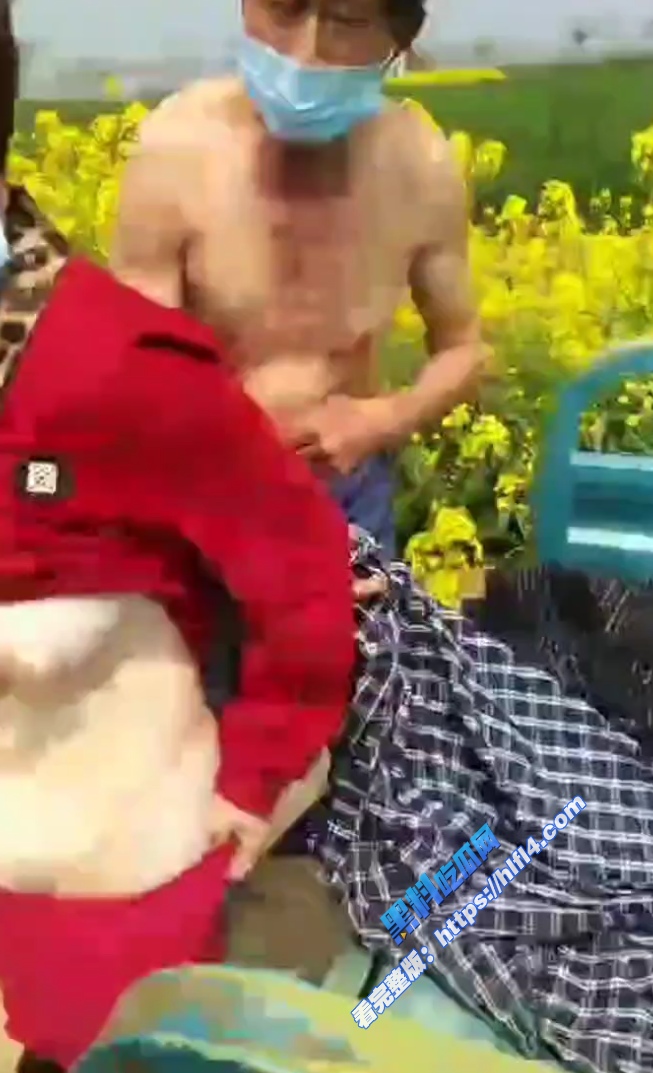 自己的亲妈在田里跟隔壁老王做爱了？男主直接拿出手机拍下了做爱瞬间！ 图5