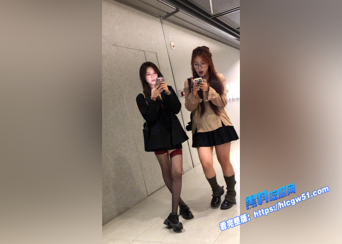 街头抄底偷拍！商场偷拍高颜值模特 美丽翘臀包裹着黑色内内 让人忍不住鼻血狂喷2