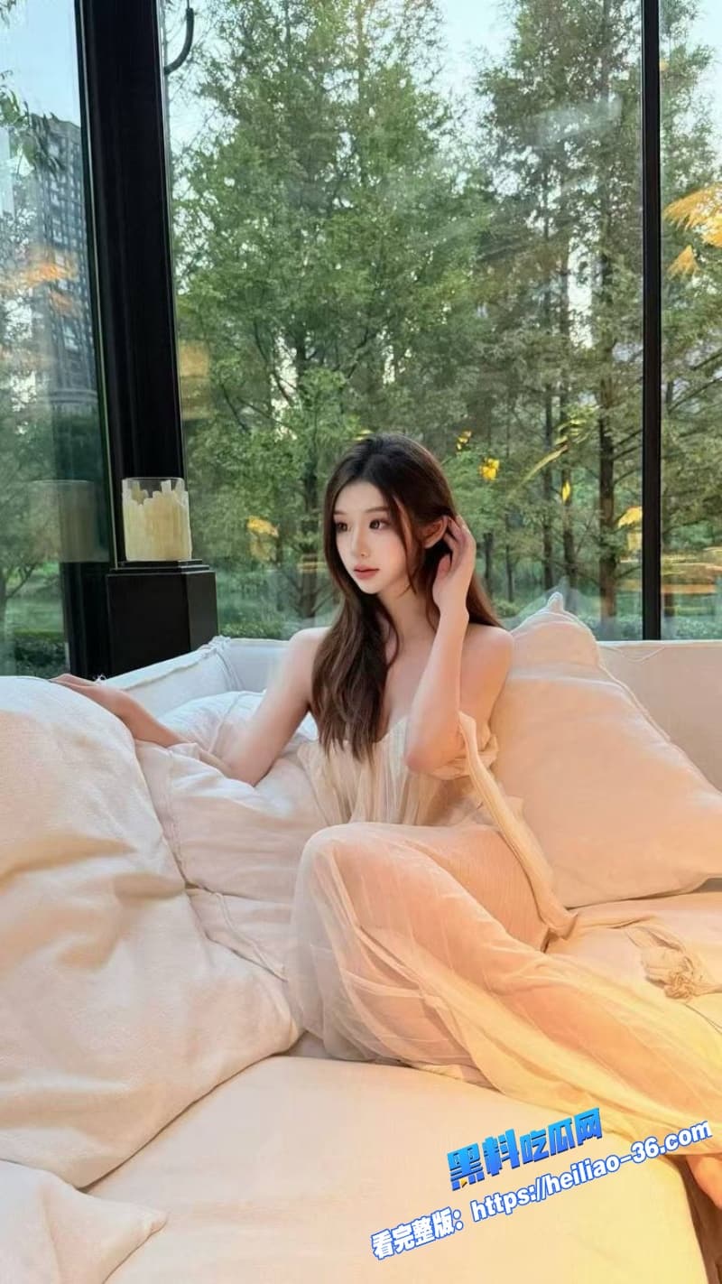 茶室里不穿内裤的淫荡人妻少妇因情欲难耐主动勾引骚男 竟提议邀请加入一同无套内射1