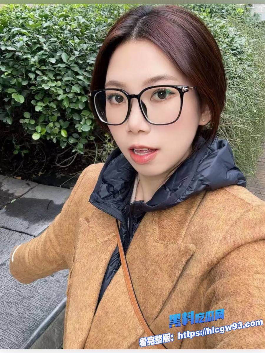 大奶眼镜美女与男友家中激情性爱自拍 1 大奶眼镜美女与男友家中激情性爱自拍 1