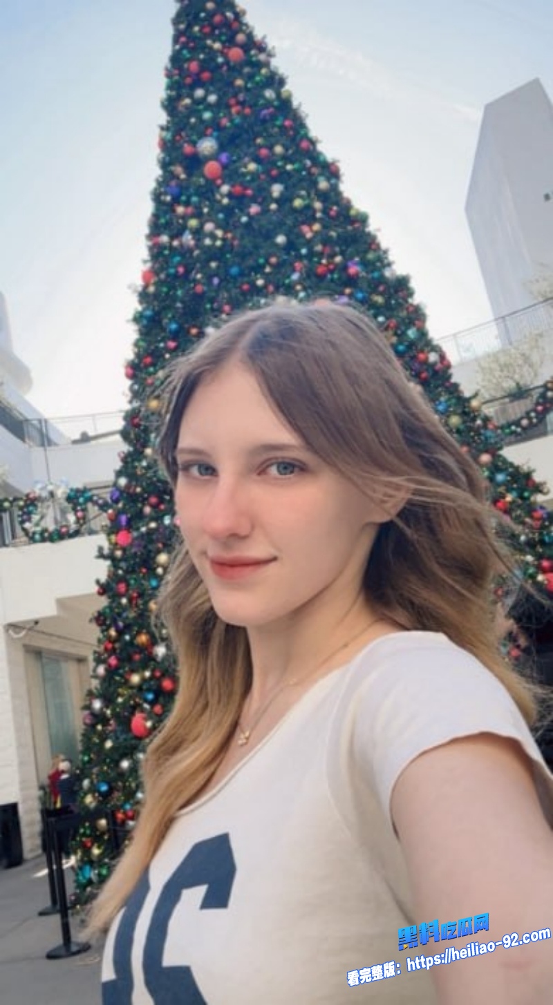 反差女神欧美极品女优MelodyMarks与闺蜜角色扮演被黑人摄影师无套猛操8