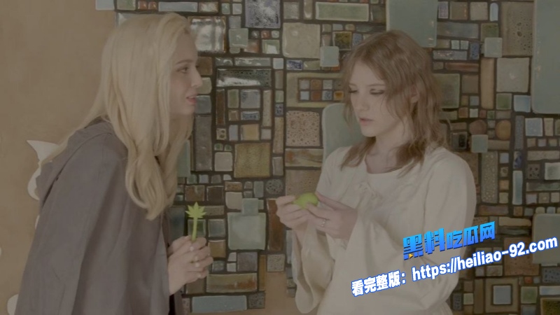 反差女神欧美极品女优MelodyMarks与闺蜜角色扮演被黑人摄影师无套猛操9