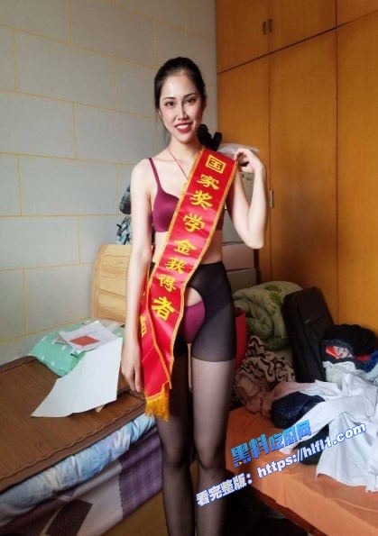 四川自贡大四女学生 蒋雯雯 人前是女神学霸 人后是主人的淫贱骚母狗！3