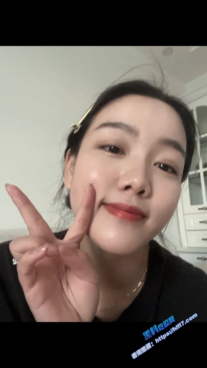 高颜值极品微胖坦克身材反差小母狗，分手后裸照被男友投稿曝光1
