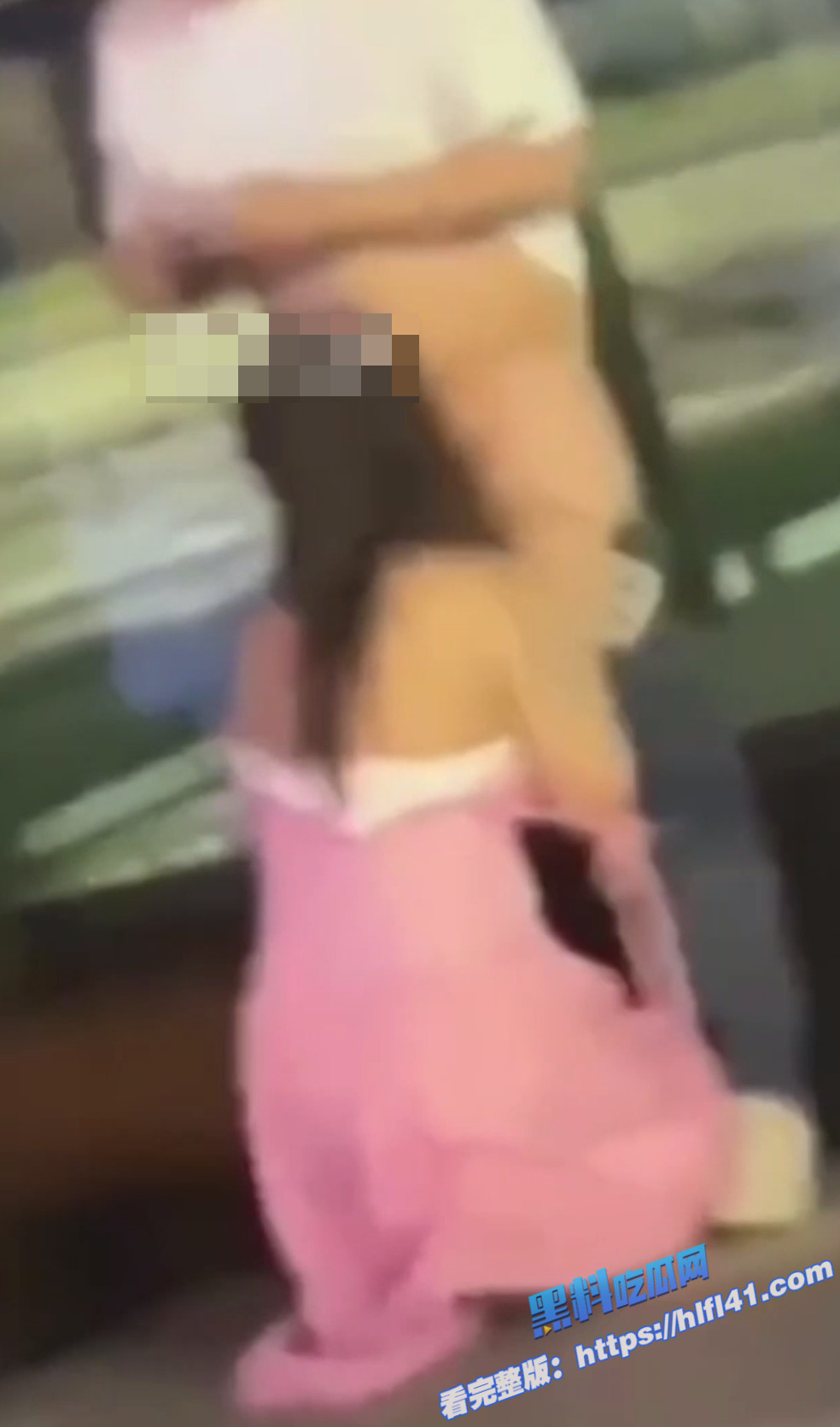 3闹市街头惊爆一幕 白衣男粉裙女当众亲密口交 路人看呆 吃瓜路人拿起手机拍了下来