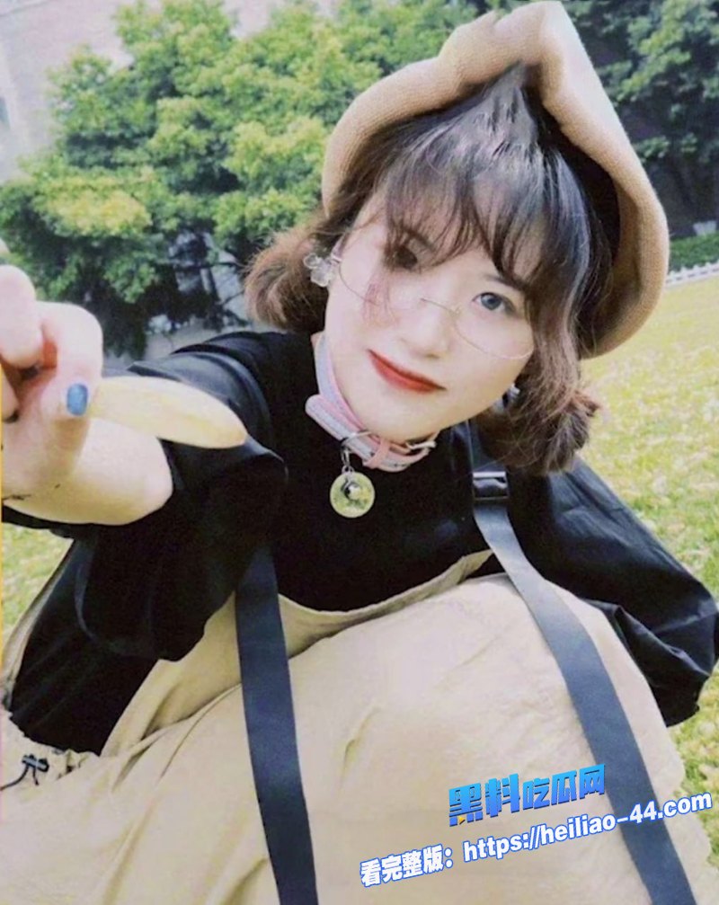 四川大学锦城学院唐艺涵为男友买苹果下海拍片不知男友看到后拿着手机还香不香2