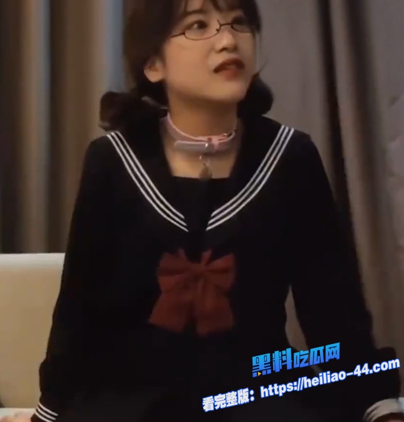 四川大学锦城学院唐艺涵为男友买苹果下海拍片不知男友看到后拿着手机还香不香3