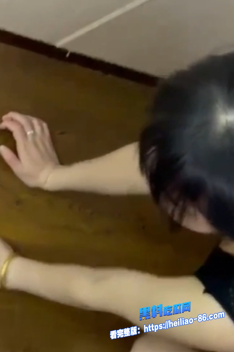 00后大学生 张美花 跪地口交被扇脸掰逼无套猛操 这反差丫头太会玩了！2