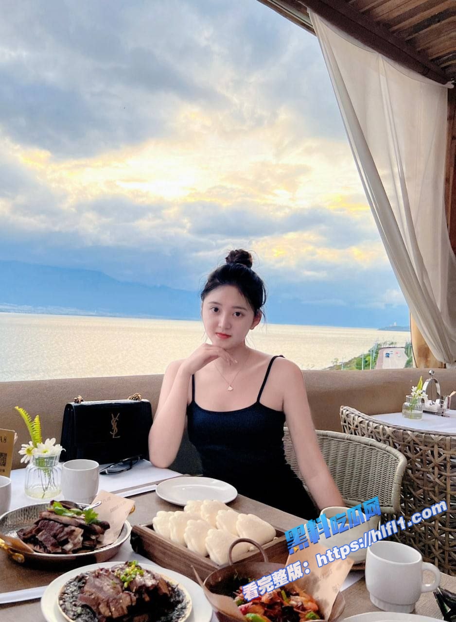 广东广州 探探约操白富美反差妹 嫩鲍美乳 被干起来两个奶子还一晃一晃的！2