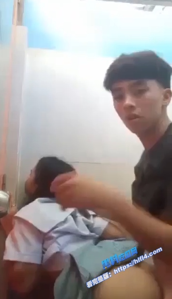 可爱萝莉型 缅甸手机店女员工和男友在厕所偷吃自拍视频曝光！ 图1