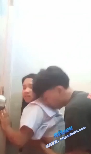 可爱萝莉型 缅甸手机店女员工和男友在厕所偷吃自拍视频曝光! 图8 可爱萝莉型 缅甸手机店女员工和男友在厕所偷吃自拍视频曝光! 图8