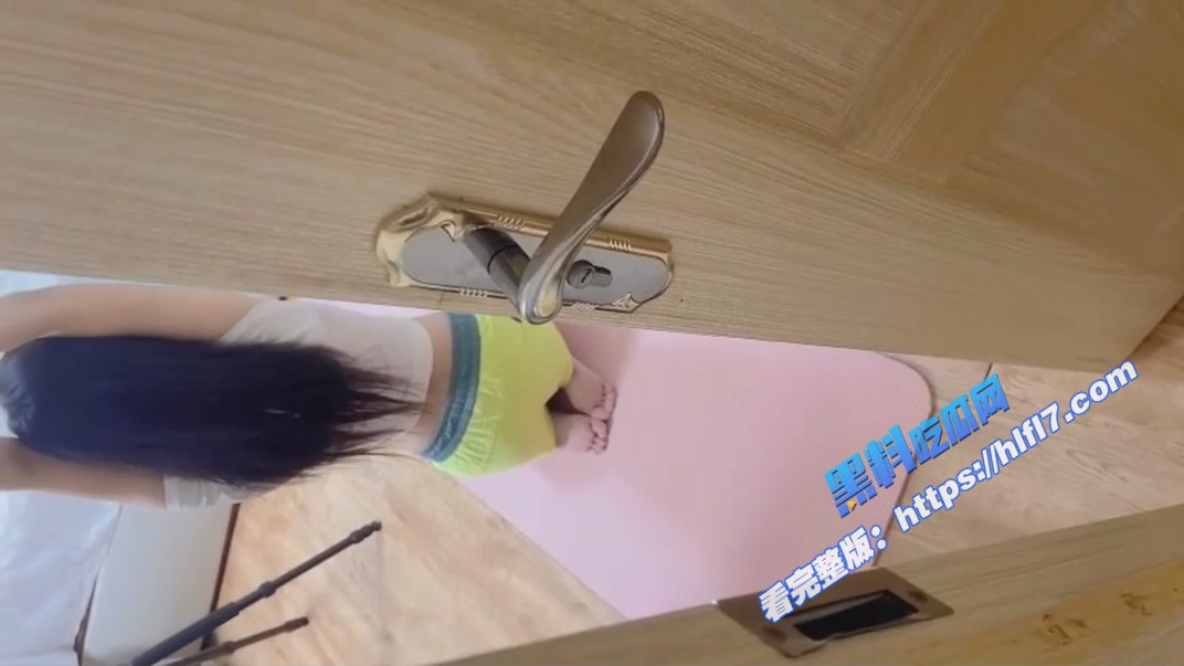 真实乱伦！小姨子在房间里做瑜伽 露出性感酮体 忍不住强上了小姨子 直接无套爆操！1