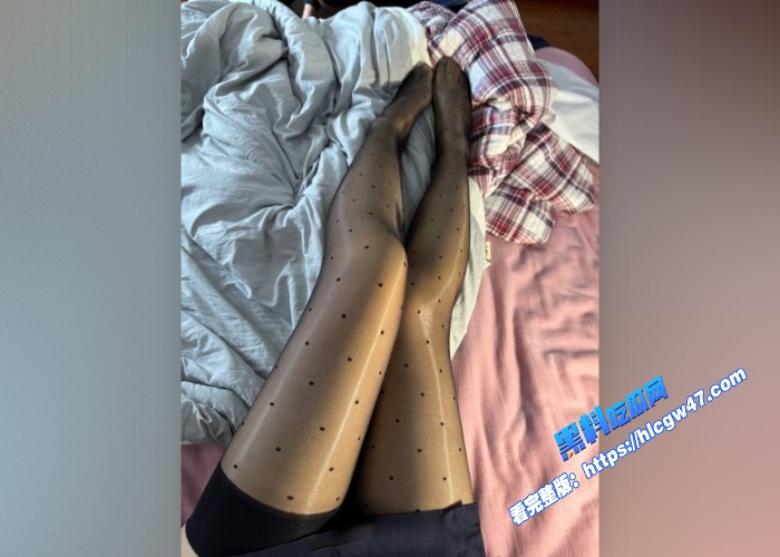 黑丝淫妻母狗被单男大鸡巴爆操绿帽老公看着自己的骚妻被操的这么舒服自己也得到了满足 图9WH700x500px 黑丝淫妻母狗被单男大鸡巴爆操绿帽老公看着自己的骚妻被操的这么舒服自己也得到了满足 图9WH700x500px