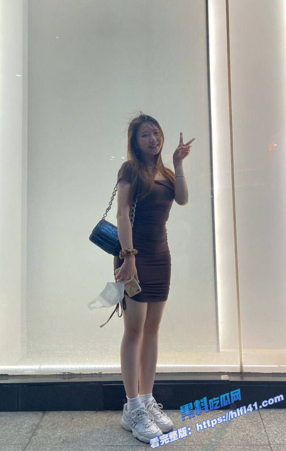 在校大学生女友 被调教成小母狗 楼梯过道里深喉口交 抬起黑丝长腿爆操小淫穴3
