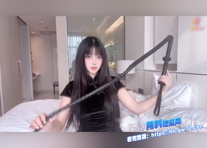 推特Onlyfans神仙颜值福利姬博主 欲梦子你的欲梦元气少女变身暗黑女王皮鞭抽打裸足踩踏调教男奴 图3