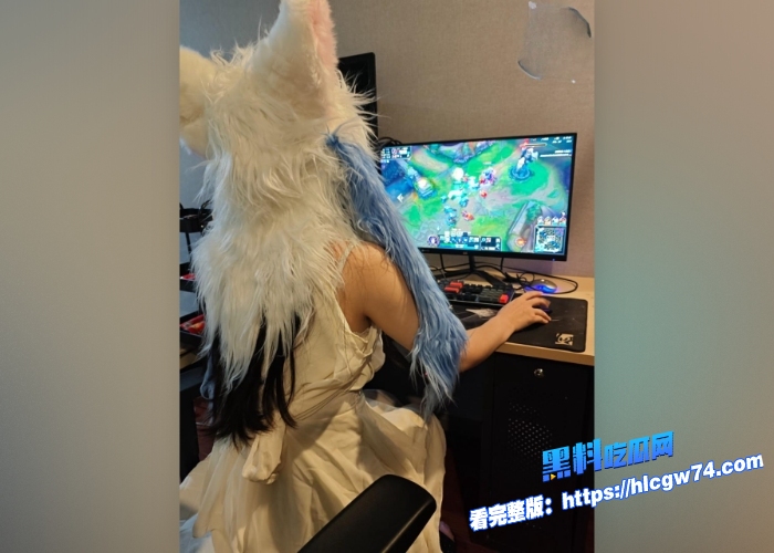 海角乱伦coser萝莉妹妹参加漫展回来衣服还没来得及脱在电竞房打游戏这诱惑谁能挡得住直接椅子上就办了她娇喘超好听 4